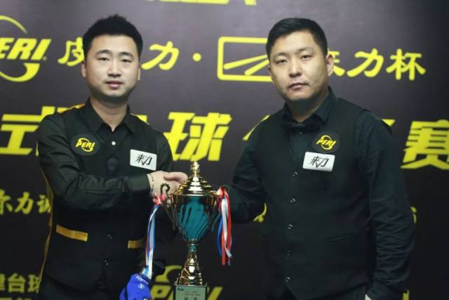 球场中央的 球场中央的