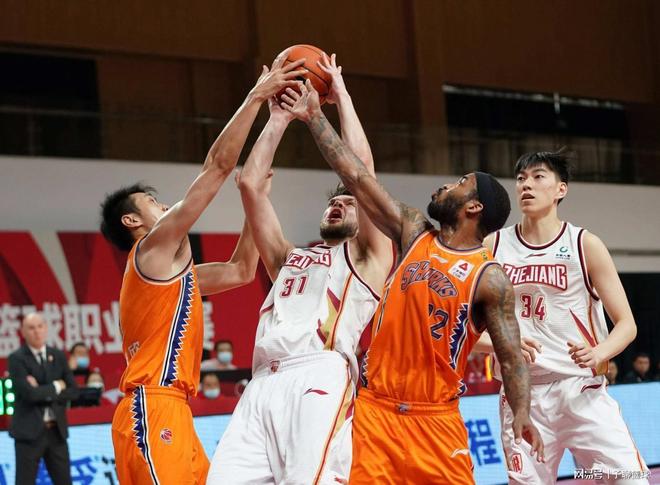 在大赛中依 在大赛中依